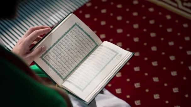 무릎을 앉아있는 이슬람교도의 모스크에서 거룩한 꾸란으로 기도하고 하나님께로 돌아갑니다 — 비디오