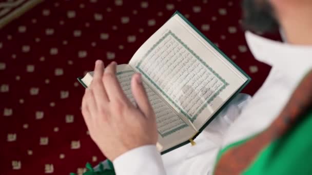 Крупный План Рук Мусульманина Сидящего Коленях Молящегося Вместе Святым Кораном — стоковое видео