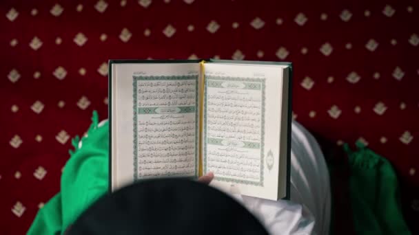 Visão Traseira Homem Muçulmano Solitário Recitando Alcorão Sagrado Uma Mesquita — Vídeo de Stock