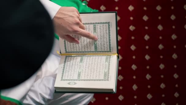 Zbliżenie Rąk Muzułmanina Który Siedzi Kolanach Modli Się Świętym Koranem — Wideo stockowe