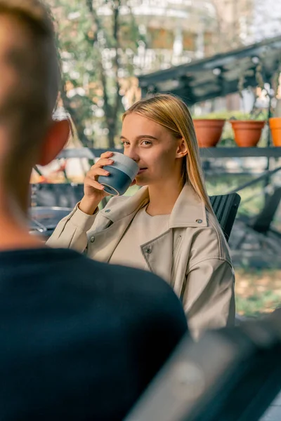 Ein Junges Schönes Mädchen Trinkt Tee Und Spricht Mit Ihrem — Stockfoto