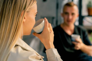 Yakışıklı bir adam karavanın yanındaki verandada çay içiyor ve kız arkadaşıyla büyüleyici bir konuşma yapıyor.