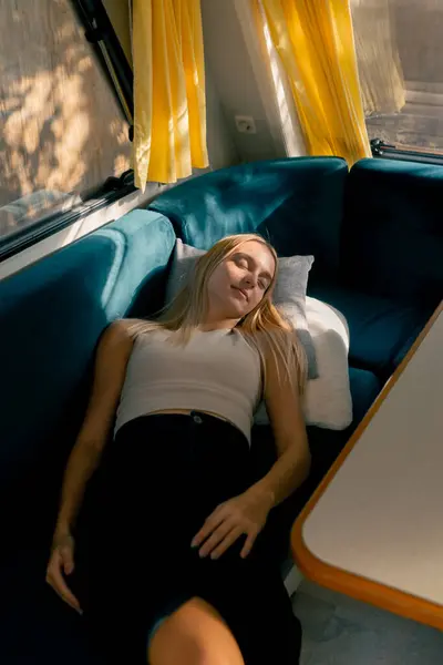 Cansada Joven Encuentra Sofá Remolque Mientras Viaja Descansa Con Los — Foto de Stock