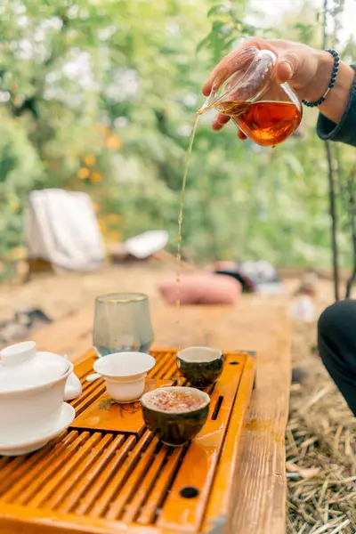 Çay Seremonisinde Bir Adamın Resmi Demlenmiş Doğal Çayı Seramik Bir — Stok fotoğraf