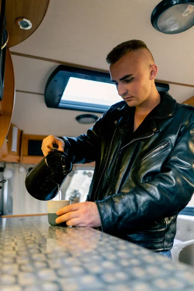 Bir Karavanın Mutfağında Bir Adam Sabah Çayı Yapmak Için Bir — Stok fotoğraf