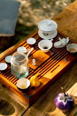 Çay seremonisinde demlenmek ve doğal çayı hazırlamak için dizilmiş seramik küçük kaselerden yapılmış.