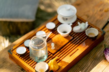 Çay seremonisinde demlenmek ve doğal çayı hazırlamak için dizilmiş seramik küçük kaselerden yapılmış.