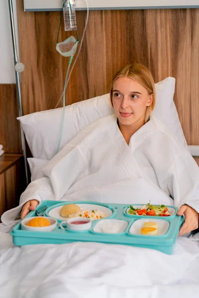 Hastane Odasında Yatan Bir Kız Gücünü Arttırmak Hastalıktan Kurtulmak Için — Stok fotoğraf