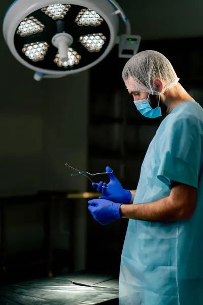 Close Médico Cirurgião Com Uniforme Especial Preparando Instrumentos Antes Cirurgia — Fotografia de Stock
