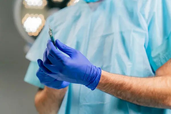 Close Shot Surgeon Hands Medical Gloves Holding Scalpel Preparing Open — Stock Photo, Image