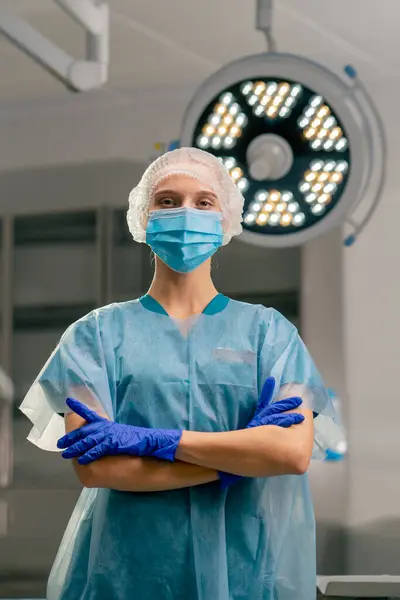 Retrato Una Anestesióloga Con Uniforme Máscara Médica Quirófano Con Los — Foto de Stock
