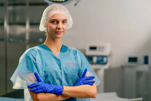 Stock image Portrait of a female anesthesiologist in uniform with her arms crossed in front of her in a hospital operating room