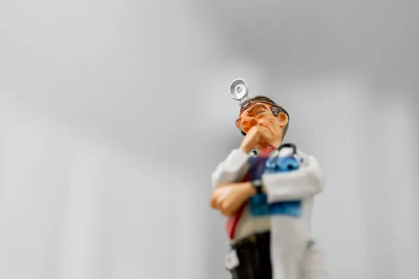 Nahaufnahme Einer Keramikfigur Eines Arztes Weißen Mantel Mit Einem Frontreflektor — Stockfoto