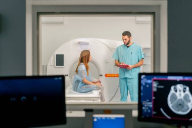 Bilgisayarlı tomografi muayenesinden önce hastayla iletişim kuran bir doktorun geçmişiyle karşılaştırmalı gözlemler