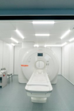 Hastaların sağlığını teşhis etmek için bir tıp merkezinde bulunan manyetik rezonans terapi cihazının bir görüntüsü.