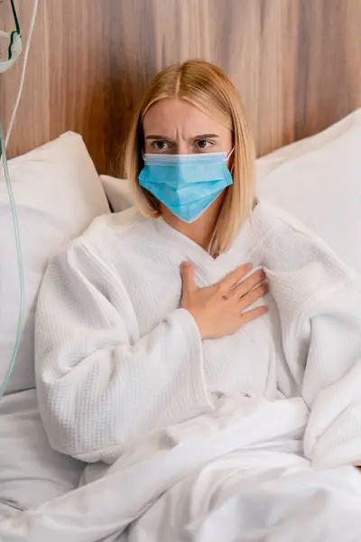 Nahaufnahme Eines Kranken Mädchens Medizinischer Maske Das Auf Einer Station — Stockfoto