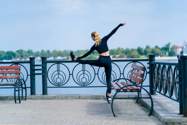Girl Athlete Does Morning Stretching Leg Flexibility Embankment Overlooking River — Stock Photo, Image