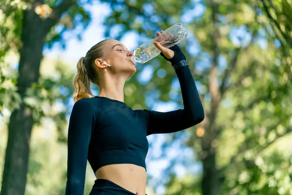Athletic Young Woman Active Morning Jog Workout Drinks Water Bottle — Stock Photo, Image