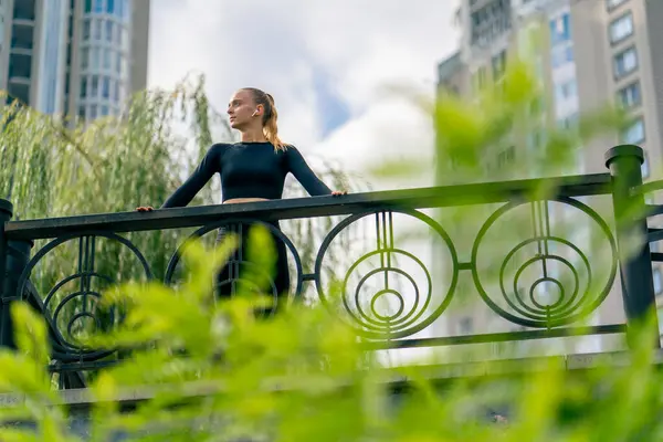 Vacker Flicka Idrottsman Medan Jogging Stannade Bro Parken För Att — Stockfoto