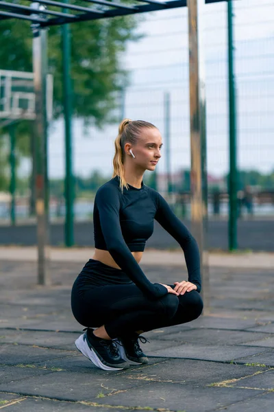 Belle Fille Uniforme Sport Effectue Squats Pour Pomper Ses Jambes — Photo