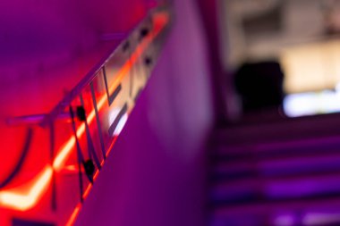 Lokantada neon renkli bir Kore restoranının merdivenlerinin iç kısmı.