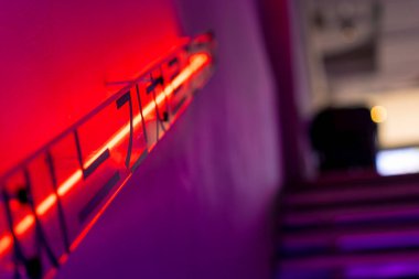 Lokantada neon renkli bir Kore restoranının merdivenlerinin iç kısmı.