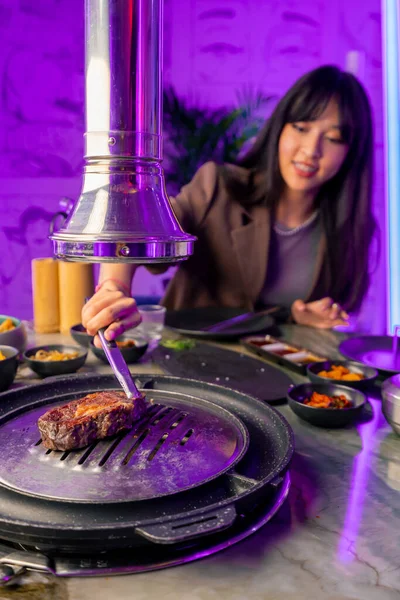 Girl Flips Juicy Piece Grilled Meat Tongs Korean Restaurant Frying — Stock Photo, Image