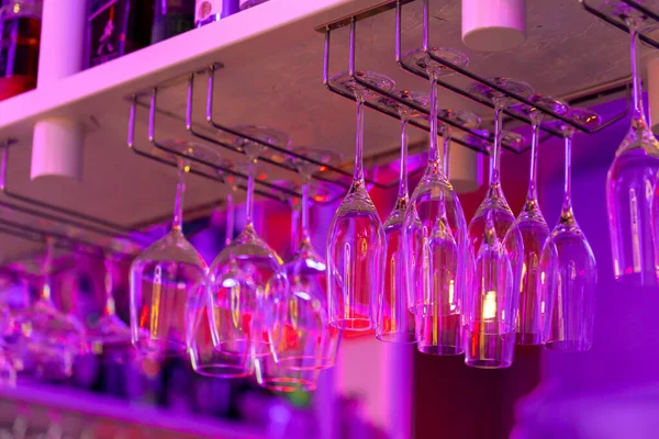 Bardaki Cam Bardaklar Neon Işıklarıyla Restoran Barında Alkollü Içkileri Kutluyorlar — Stok fotoğraf