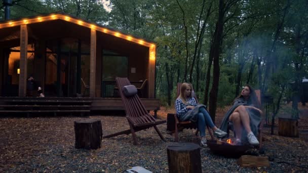 Großes Schönes Holzhaus Wald Mit Großen Fenstern Und Leuchtenden Laternen — Stockvideo