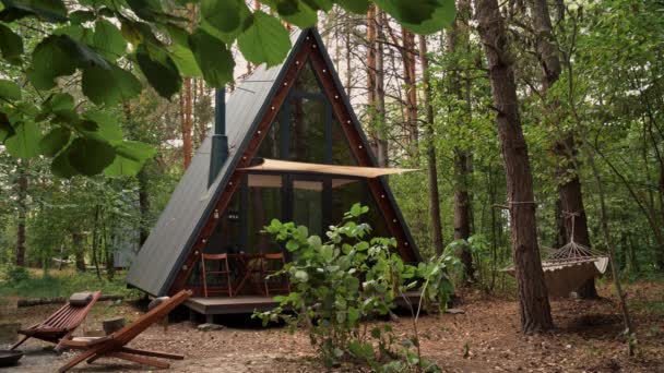 Kleines Schönes Holzbungalowhaus Wald Mit Kleinen Fenstern Für Entspannung Und — Stockvideo