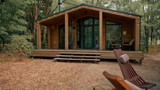 Duży Piękny Drewniany Dom Lesie Dużymi Oknami Latarniami Wakacje Dla — Wideo stockowe
