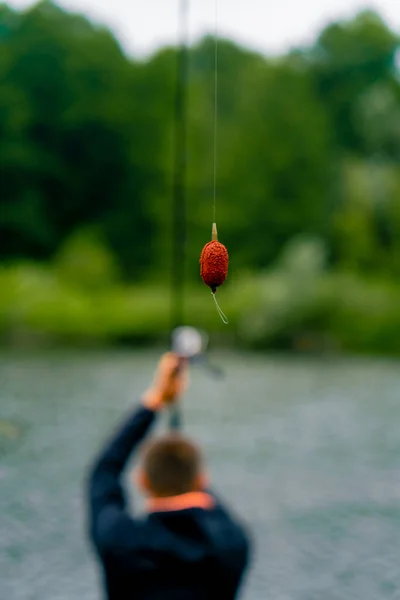Pescador Lanza Una Caña Pescar Caña Spinning Agua Mientras Está —  Fotos de Stock