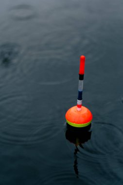 Nehir iskelede yağmur damlaları yağmur damlaları üzerinde yüzer su üzerinde yakın çekim balıkçılığı