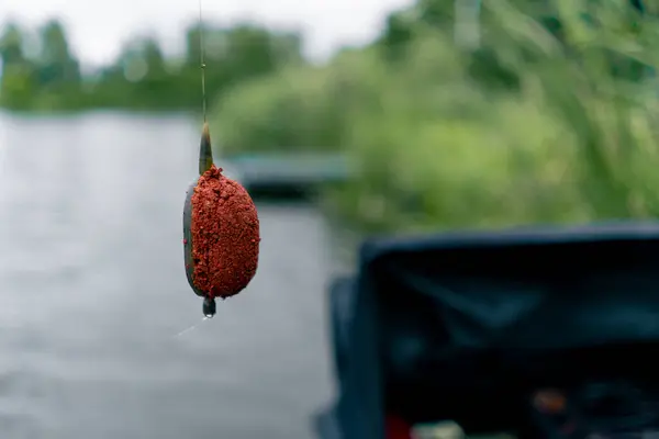 クローズアップ釣り食用餌 川の背景にフックに掛かる自然スポーツフィッシングフィーダーフリースタイル方法 — ストック写真