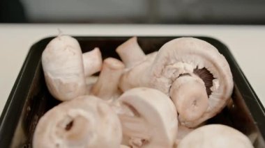 Profesyonel bir mutfak masasında, siyah plastik bir tepside mantar yakın plan suşi hazırlama sürecinde.