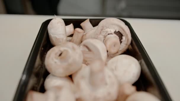 Gombák Közelsége Fekete Műanyag Tálcában Egy Professzionális Konyhaasztalon Sushi Készítés — Stock videók