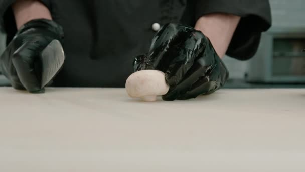 Close Van Een Sushi Maker Handschoenen Snijden Van Een Paddestoel — Stockvideo