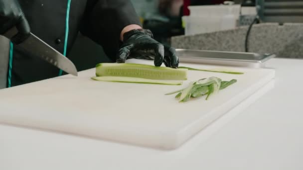 Gros Plan Fabricant Sushis Gants Coupant Concombre Avec Couteau Cuisine — Video