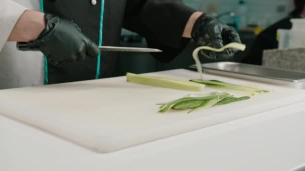 Nahaufnahme Eines Sushi Produzenten Handschuhen Der Mit Einem Professionellen Küchenmesser — Stockvideo
