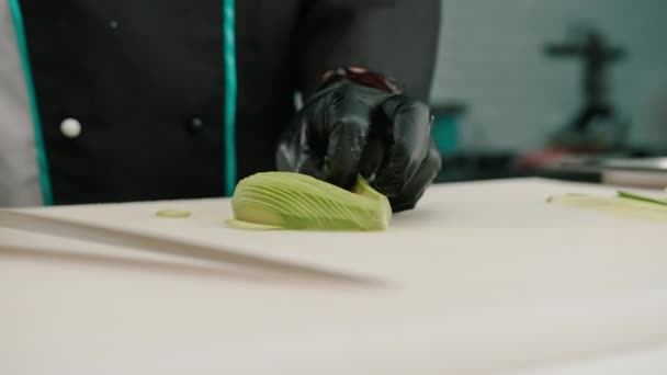 Közelkép Egy Sushi Készítő Kesztyűben Vágás Uborka Egy Professzionális Konyhakés — Stock videók