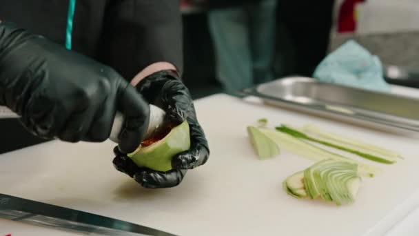 Detailní Záběr Sushi Výrobce Rukavicích Krájení Okurky Profesionálním Kuchyňským Nožem — Stock video