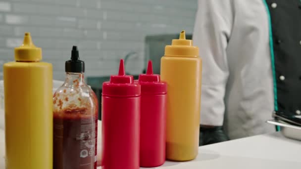 Botellas Profesionales Con Salsas Aderezos Inventario Cocina Para Preparar Platos — Vídeos de Stock