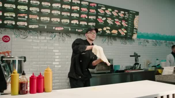 Молодий Шеф Кухар Кидає Тісто Піци Готує Страву Ресторані Доставкою — стокове відео
