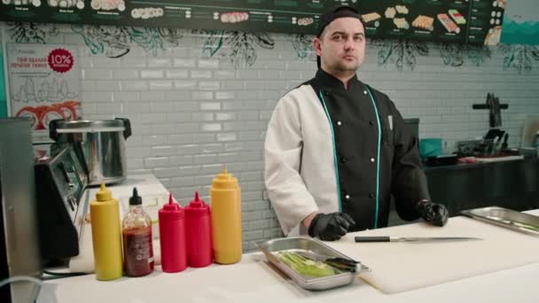 Portrett Seriøs Mannlig Sushi Maker Hette Bakgrunn Profesjonelt Kjøkken – stockvideo