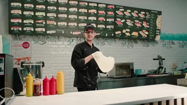Mladý Kuchař Vyhazování Pizza Těsto Připravuje Jídlo Restauraci Dodávky Italského — Stock video