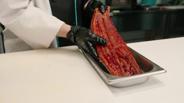 Zbliżenie Marynowanego Filetu Węgorza Leżącego Profesjonalnej Tacy Stole Kuchennym Kuchni — Wideo stockowe