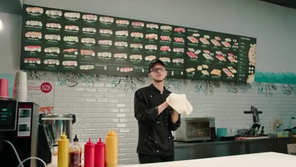 Молодой Шеф Повар Подбрасывает Тесто Пиццы Готовящее Блюдо Итальянскую Кухню — стоковое видео