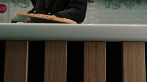 クローズアップAピザイオロは ピザのシャベルでオーブンからピザを引っ張り ピザ箱にピザのキッチンに入れます — ストック動画