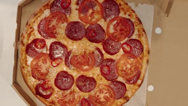 Närbild Färska Doftande Pizza Med Salami Och Tomater Låda Leverans — Stockvideo