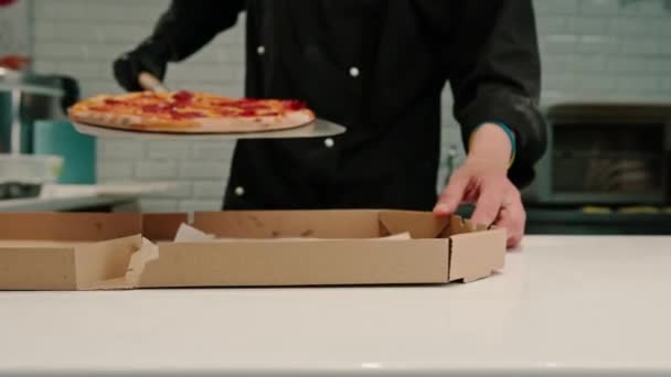 Крупный План Пиццаиоло Достает Пиццу Духовки Помощью Лопаты Пиццы Кладет — стоковое видео
